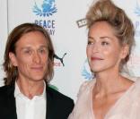 Jeremy Gilley et Sharon Stone à l'occasion du grand concert organisé par l'association Peace One Day, au Zénith de Paris, le 17 septembre 2010.