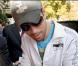 Enrique Iglesias rencontre ses fans à la sortie de son hôtel, à Paris. 15 septembre 2010