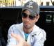 Enrique Iglesias rencontre ses fans à la sortie de son hôtel, à Paris. 15 septembre 2010