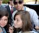 Enrique Iglesias rencontre ses fans à la sortie de son hôtel, à Paris. 15 septembre 2010
