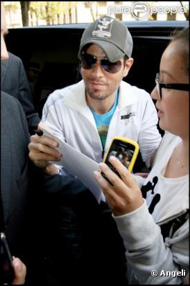 Enrique Iglesias rencontre ses fans à la sortie de son hôtel, à Paris. 15 septembre 2010