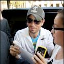 Enrique Iglesias : Même assailli par ses admiratrices, il reste toujours aussi sexy et souriant !