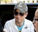 Enrique Iglesias rencontre ses fans à la sortie de son hôtel, à Paris. 15 septembre 2010