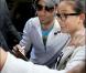 Enrique Iglesias rencontre ses fans à la sortie de son hôtel, à Paris. 15 septembre 2010