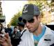 Enrique Iglesias rencontre ses fans à la sortie de son hôtel, à Paris. 15 septembre 2010