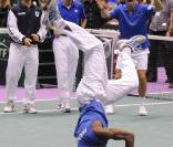 Gaël Monfils célèbre comme il se doit sa victoire en Coupe Davis qui lui ouvre les portes de la finale le 18 septembre 2010