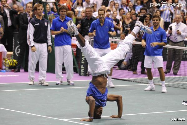 L'équipe de France de tennis célèbre comme il se doit sa victoire en Coupe Davis qui lui ouvre les portes de la finale le 18 septembre 2010