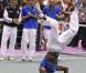 L'équipe de France de tennis célèbre comme il se doit sa victoire en Coupe Davis qui lui ouvre les portes de la finale le 18 septembre 2010