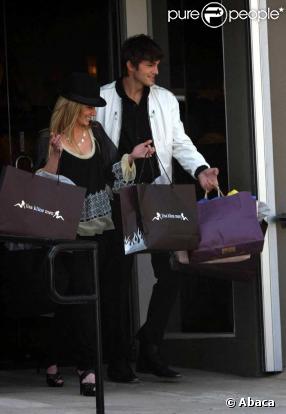 Ashton Kutcher semble prendre du bon temps avec Anne Heche ! Mais c'est sur le tournage d'un film !