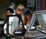 Ashton Kutcher semble prendre du bon temps avec Anne Heche ! Mais c'est sur le tournage d'un film !