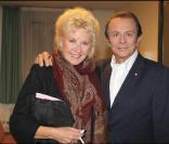 Roland Giraud et sa femme Maike Janssen à l'émission Le Plus Grand Cabaret du Monde diffusée le 16 octobre 2010 sur France 2.