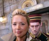 Virginie Efira sous l'oeil menaçant d'un groom à l'inauguration de la Tour de la Terreur à Disneyland 