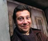 Laurent Gerra attend l'ascenseur à l'inauguration de la Tour de la Terreur à Disneyland 