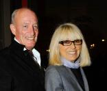 Mireille Darc et son mari Pascal Desprez lors de l'avant-première de la pièce Rendez Vous au Théâtre de Paris à Paris le 27 septembre 2010 