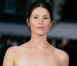 Gemma Arterton : Sa grand-mère se tue en se plantant un couteau dans le coeur !