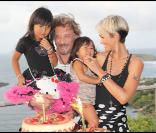 Johnny Hallyday, son épouse Laeticia et leurs filles Jade et Joy. Été 2010 