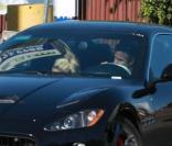 Britney Spears sort d'un magasin de jouets Toys'R'us en compagnie de son boyfriend, Jason Trawick, samedi 2 octobre à Los Angeles.