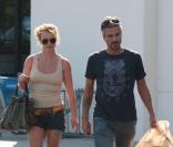 Britney Spears sort d'un magasin de jouets Toys'R'us en compagnie de son boyfriend, Jason Trawick, samedi 2 octobre à Los Angeles.