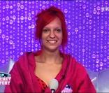 Au réveil, Charlotte c'est autre chose ! Poches sous les yeux et cheveux collés sur le crane, décidément, elle est méconaissable ! 