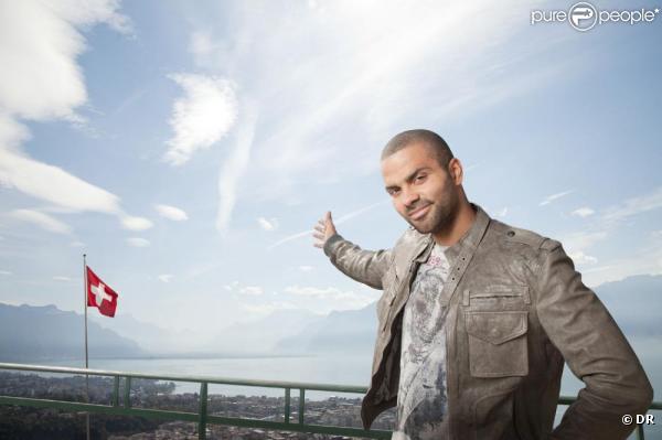Tony Parker contemplant la vue depuis les Résidences Privées Du Parc Kempinski au Mont‐Pèlerin en Suisse. La vue imprenable donne sur la Alpes françaises et suisses ainsi que le lac Léman.