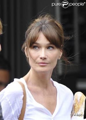Carla Bruni sur le tournage de Minuit à Paris en juillet 2010 sous la direction de Woody Allen et avec Owen Wilson