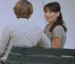 Carla Bruni sur le tournage de Minuit à Paris en juillet 2010 sous la direction de Woody Allen et avec Owen Wilson