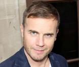 Gary Barlow (photo) et Robbie Williams à la sortie des locaux de Radio 1, Londres, le 7 octobre 2010.