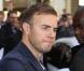 Gary Barlow (photo) et Robbie Williams à la sortie des locaux de Radio 1, Londres, le 7 octobre 2010.