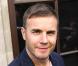 Gary Barlow (photo) et Robbie Williams à la sortie des locaux de Radio 1, Londres, le 7 octobre 2010.