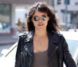 Michelle Rodriguez : Slim brut, lunettes aviateurs, et perfecto en cuir... Un look simple mais efficace !<br />