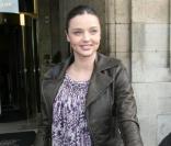 Même enceinte Miranda Kerr prend soin de son style et mise sur le perfecto en cuir ! 