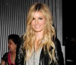 Chaussures Alexander Wang, jupe en jean déchirée et perfecto... Le top model Marisa Miller est totalement 