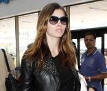 Jessica Biel, très branchée avec un perfecto clouté associé à un jean brut et des ballerines bleues. 