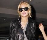 Robe pull portée avec un perfecto tendance, Lindsay Lohan est au top ! 