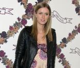 PS1 à la main, robe satinée et perfecto... un look décalé qui fait toujours son effet ! N'est-ce pas Nicky Hilton ?! 