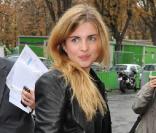 Cécile Cassel ultra tendance avec un total look noir sublimé d'un perfecto en cuir...