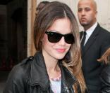Rachel Bilson ultra tendance avec un perfecto en cuir All Saints et un it-bag Chanel joliment flashy...