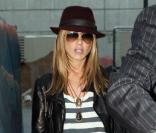 Jean destroy, borsalino et perfecto... Un look parfait que nous offre Jennifer Aniston ! 