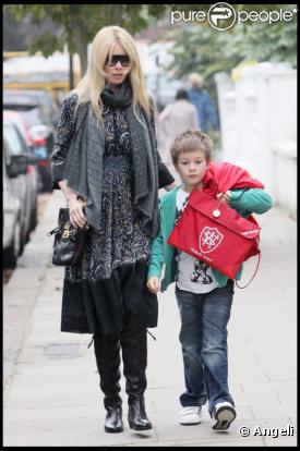 Claudia Schiffer enmène son fils Caspar à l'école à Londres, le 8 octobre 2010