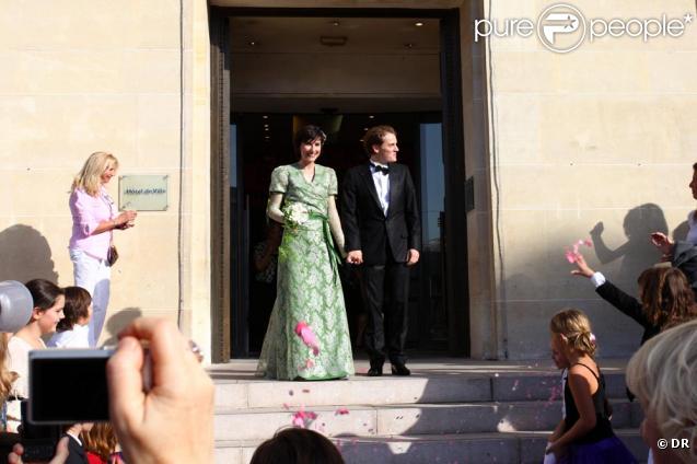 Benabar sort de la mairie avec sa belle nouvelle épouse Stéphanie, maman de ses deux enfants !