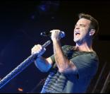 Robbie chante Shame avec son ami Gary Barlow, sur la scène de l'Alhambra, le 10 octobre 2010.