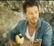 Christophe Maé, qui a repris le chemin de sa tournée marathon pour  On trace la route , a dévoilé le clip de  Pourquoi c'est beau ...