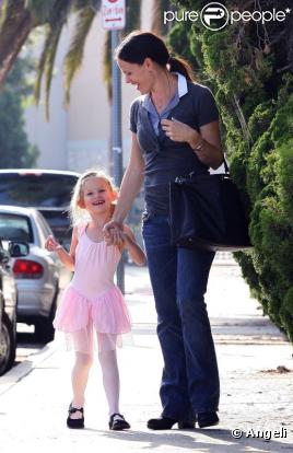 Jennifer Garner et sa fille Violet à la sortie du cours de danse (12 octobre 2010, Brentwood)