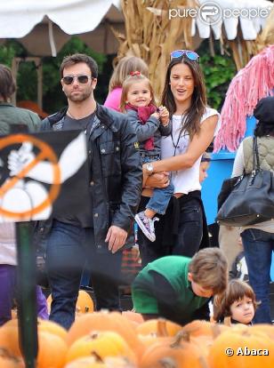 Alessandra Ambrosio, son compagnon Jamie Mazur et leur petite fille Anja Louise, à la Mr Bones Pumpkin Patch, à Los Angeles. 16/10/2010 