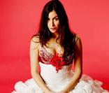 Olivia Ruiz sera la marraine du Noël 2010 du BHV. Fidèle à sa personnalité fantasque, qui aime autant les ténèbres que la lumière, elle a concocté un étonnant Noël Circus pour le grand magasin parisien. A découvrir dès le 17 novembre.