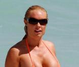 Coco est au côté de son mari Ice-T sur la plage de Miami, le 5 octobre 2010