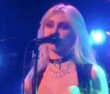 Taylor Momsen, en concert, c'est très chaud. La preuve à New York, le 21 octobre 2010.