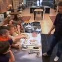 Le Chef Jamie Oliver montre la fabrication des nuggets à de jeunes Américains...