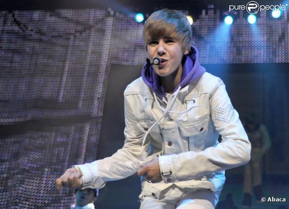 Justin Bieber se produit sur la scène du Honda Center à Anaheim (Californie), dans le cadre de son  My World Tour 2010 .