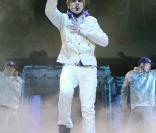 Justin Bieber se produit sur la scène du Honda Center à Anaheim (Californie), dans le cadre de son  My World Tour 2010 .